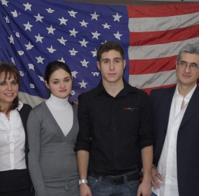 Roberto Bonzio con la sua famiglia prima della partenza per gli States - l'inizio della grande avventura di Italiani di Frontiera