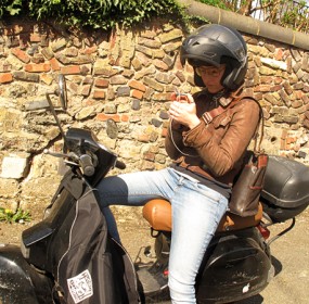 Una scena che si ripete quotidianamente. Chiara Meattelli al mattino in sella alla sua inseparabile Vespa mentre cerca di capire quale musica ascoltare sull'iPod prima di partire. Situazione, a nota della stessa Chiara, che può prolungarsi per diverso tempo.