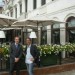 Alain Bullo (direttore dell'Hotel Londra Palace) e Andrea Bettini (Il mecenate d'anime) davanti alla location che ospiterà gli eventi